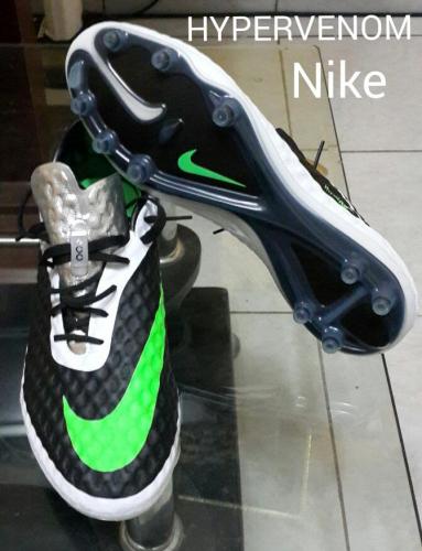 Chuteras de alta gama Nike (talla 42) y canil - Imagen 1