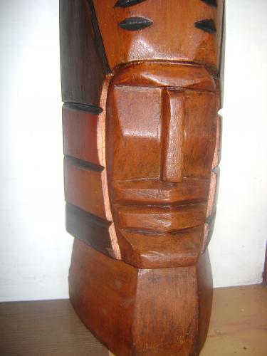 Tótem tallado en madera por artesanos Weenha - Imagen 1