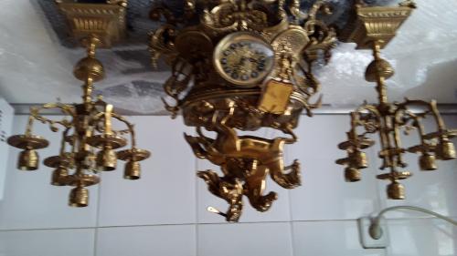 2 candelabros y reloj antiguo de bronce - Imagen 1