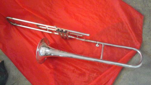 Vendo trombon europeo de pistones  color plat - Imagen 1