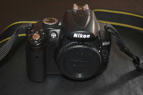 Vendo Hermosa Camara Nikon D5000 en exelente  - Imagen 1