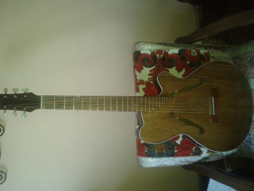 Vendo guitarra artesanal con bello diseño e - Imagen 1