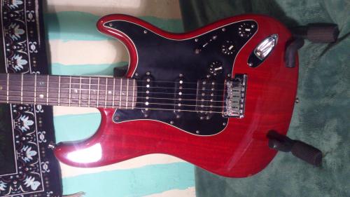 Vendo guitarra Fender Stratocaster la delux e - Imagen 2