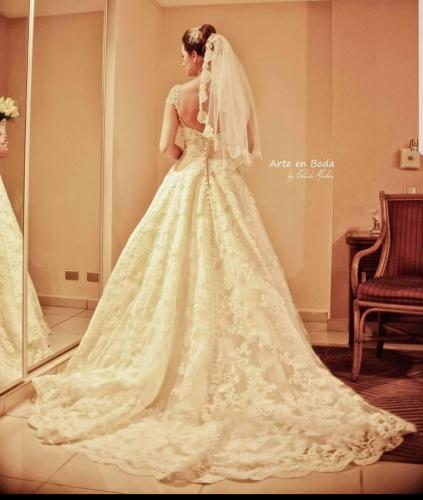 Precioso vestido de novia  bordado en crista - Imagen 2