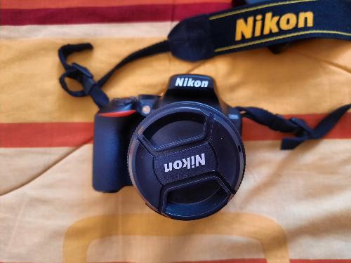 Vendo Nikon D3500 con lente 1855 correa y ca - Imagen 1
