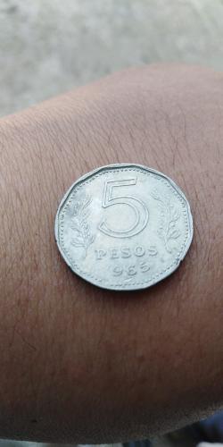 Vendo moneda antigua  5 pesos argentinos lla - Imagen 1