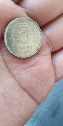 Vendo moneda antigua  5 pesos argentinos lla - Imagen 2