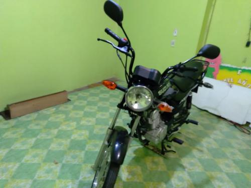 En venta motocicleta marca Suzuki color negra - Imagen 1