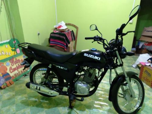 En venta motocicleta marca Suzuki color negra - Imagen 2