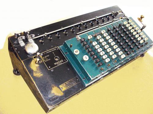 Esta antigua calculadora es una MADAS fabric - Imagen 1