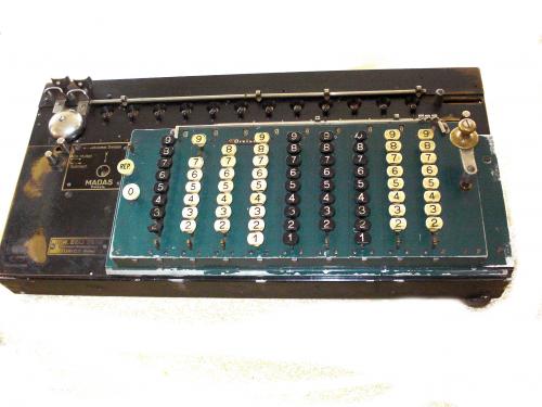 Esta antigua calculadora es una MADAS fabric - Imagen 2