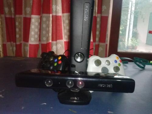 Vendo Xbox 360 con dos mandos Kinect y todos - Imagen 1